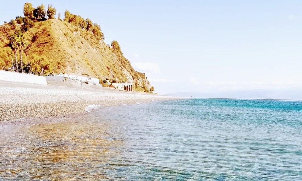 Alì Terme è una località termale le cui spiagge sono da secoli rinomate per l...